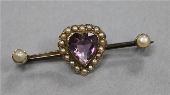 A early 20th century yellow metal, heart shaped amethyst and seed pearl bar brooch, 39mm.
